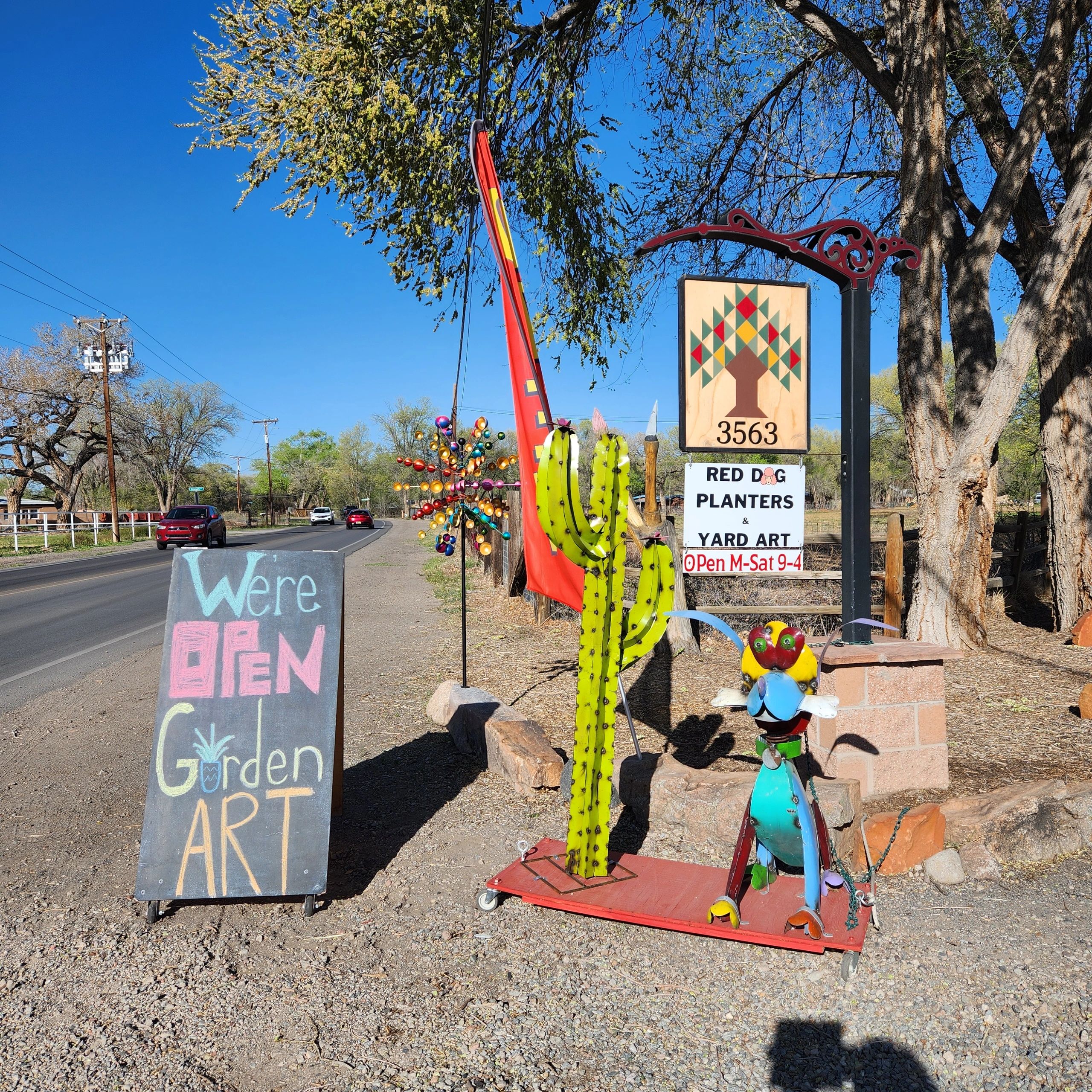 Red Dog Planters & Yard Art logo